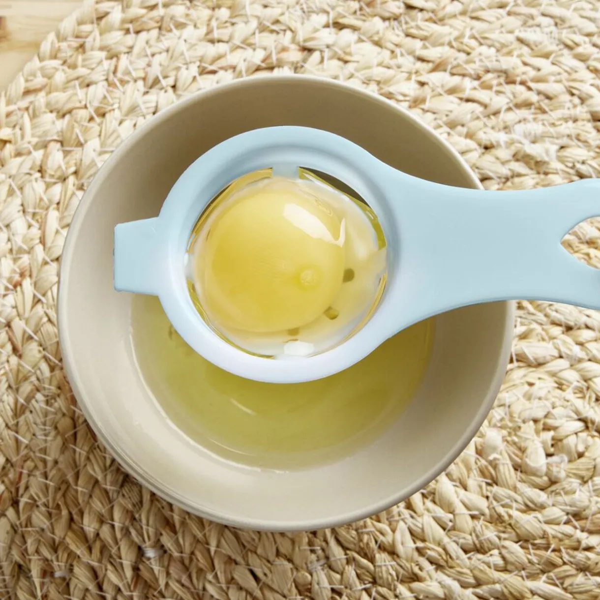 Séparateur blanc d'oeuf plastique bleu ou rose^Gifi