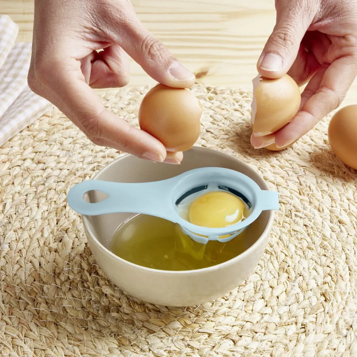 Séparateur blanc d'oeuf plastique bleu ou rose^Gifi